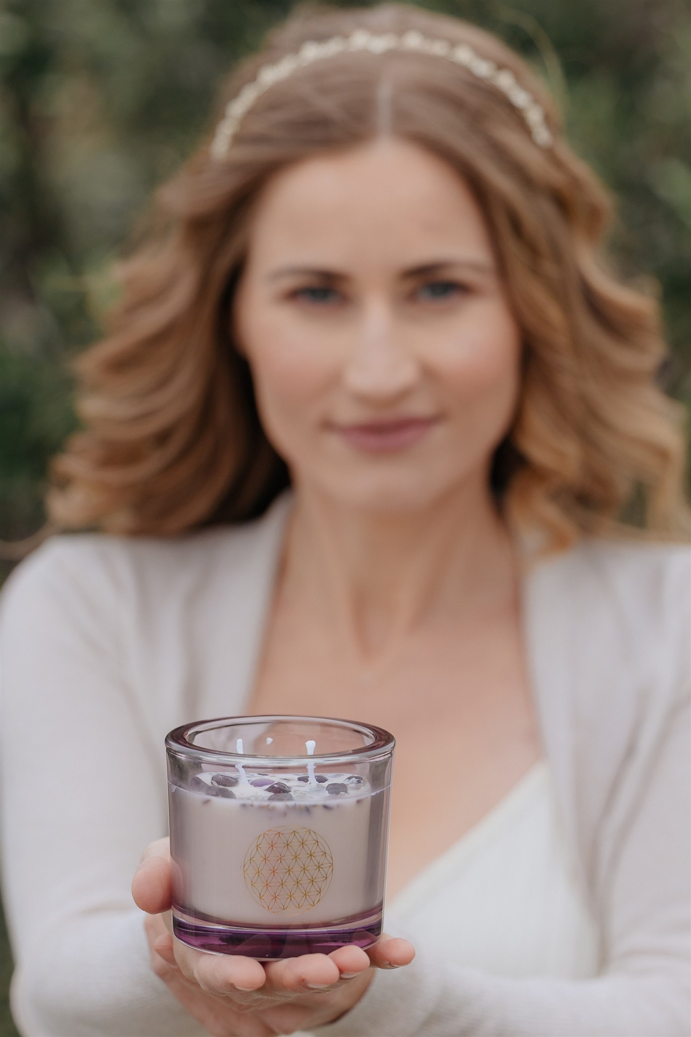 Rosenblüten-Kerze mit Rosenquarz-Edelsteinen: "Selbstliebe" – Bild 3